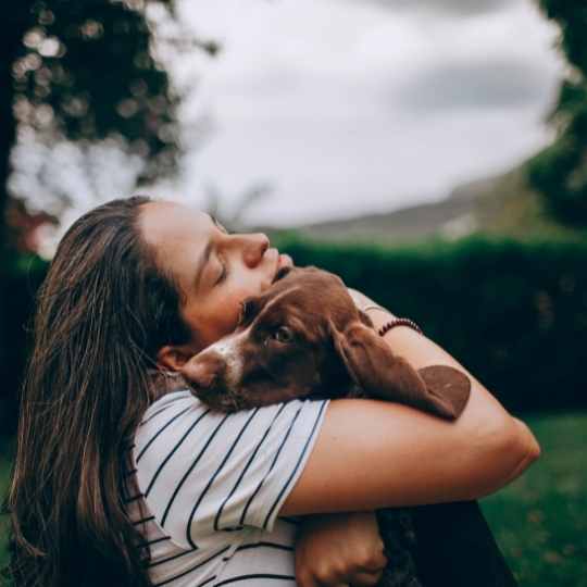  Acurrucarse, abrazar, besar