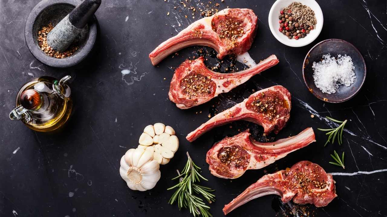 Pueden los perros comer huesos de cordero